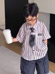儿童休闲日韩学院风衬衫套装，舒适时尚，简约实用，百搭撞色条纹图案，贴袋领短袖宽松衬衫配领带两件套，适合户外玩耍、上学、街头摄影、聚会和居家休闲，也适合学校、运动、度假、居家和户外活动，尤其适合春夏季节。 - 卡其色 - 查看 6