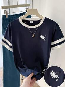 SHEIN Áo thun kiểu dáng cổ điển dành cho nữ sinh tuổi teen, màu xanh navy phối trắng, họa tiết thêu hình ngựa trang nhã, chất liệu vải dệt kim thoải mái, kiểu dáng thời trang thường ngày, tay ngắn rộng rãi, dễ phối đồ. - Đen và trắng - Xem 1