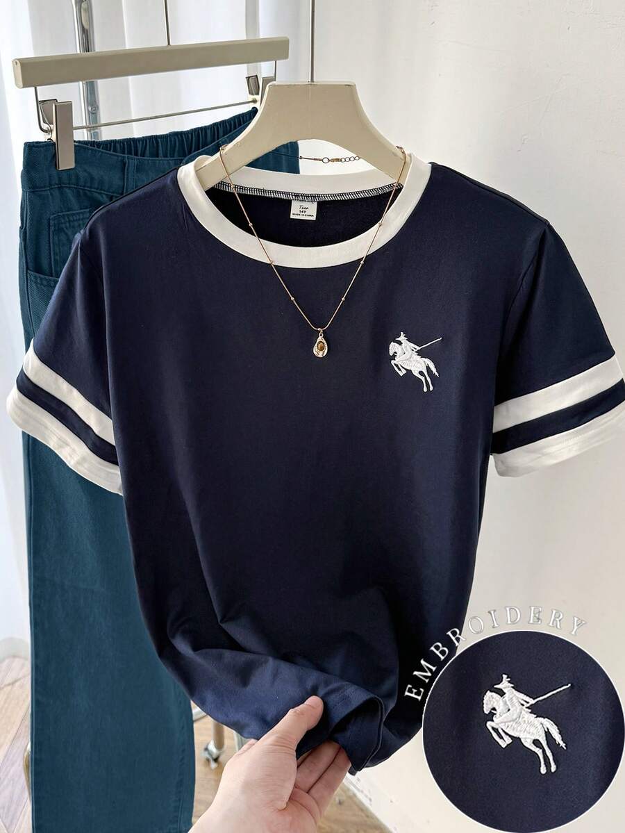 SHEIN Áo thun kiểu dáng cổ điển dành cho nữ sinh tuổi teen, màu xanh navy phối trắng, họa tiết thêu hình ngựa trang nhã, chất liệu vải dệt kim thoải mái, kiểu dáng thời trang thường ngày, tay ngắn rộng rãi, dễ phối đồ. - Đen và trắng - Xem 1