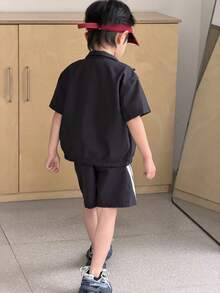 两件套儿童男童休闲韩版字母印花翻领短袖上衣和宽松短裤套装，适合上学、花园、海滩、生日、春夏秋冬等场合穿着。 - 黑色 - 查看 2