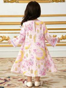 SHEIN 童话粉色碎花女婴长袍，优雅复古串珠亮片花卉、月亮、蝴蝶、花束印花，女婴休闲传统长袖阿拉伯连衣裙，适合春夏穿着，优雅时尚公主风长袖连衣裙，祈祷长袍，舒适易穿，休闲装，度假风，端庄卡夫坦长袍，女婴长袍，女婴长袍 - 彩色 - 查看 2
