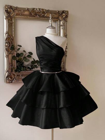 Lovelzi Vestido de fiesta elegante y romántico con hombros asimétricos de satén con brillo, drapeado, decoración de cadena de cristal y cintura ceñida con falda de 3 niveles