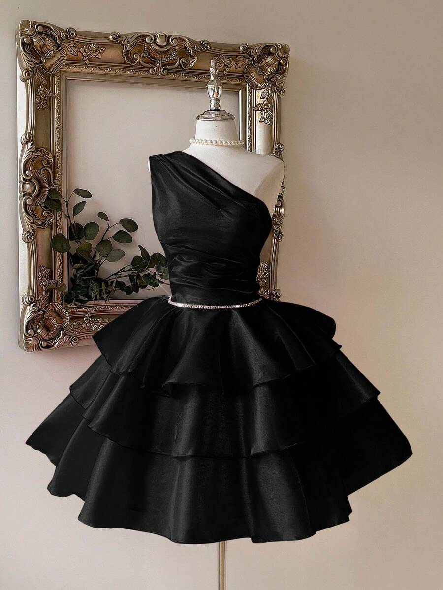 Lovelzi Đầm dạ hội 3 tầng sang trọng, lãng mạn, chất liệu satin lấp lánh, vai bất đối xứng, xếp ly, đính đá và dây chuyền trang trí, eo thắt. - màu đen - Xem 1