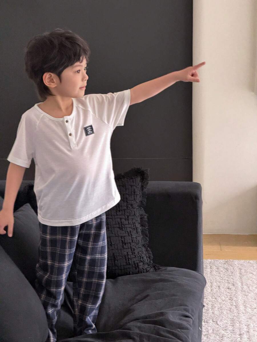 SHEIN Little Byeori 男童白色织唛上衣和格子松紧腰裤睡衣套装 - 灰色 - 查看 1