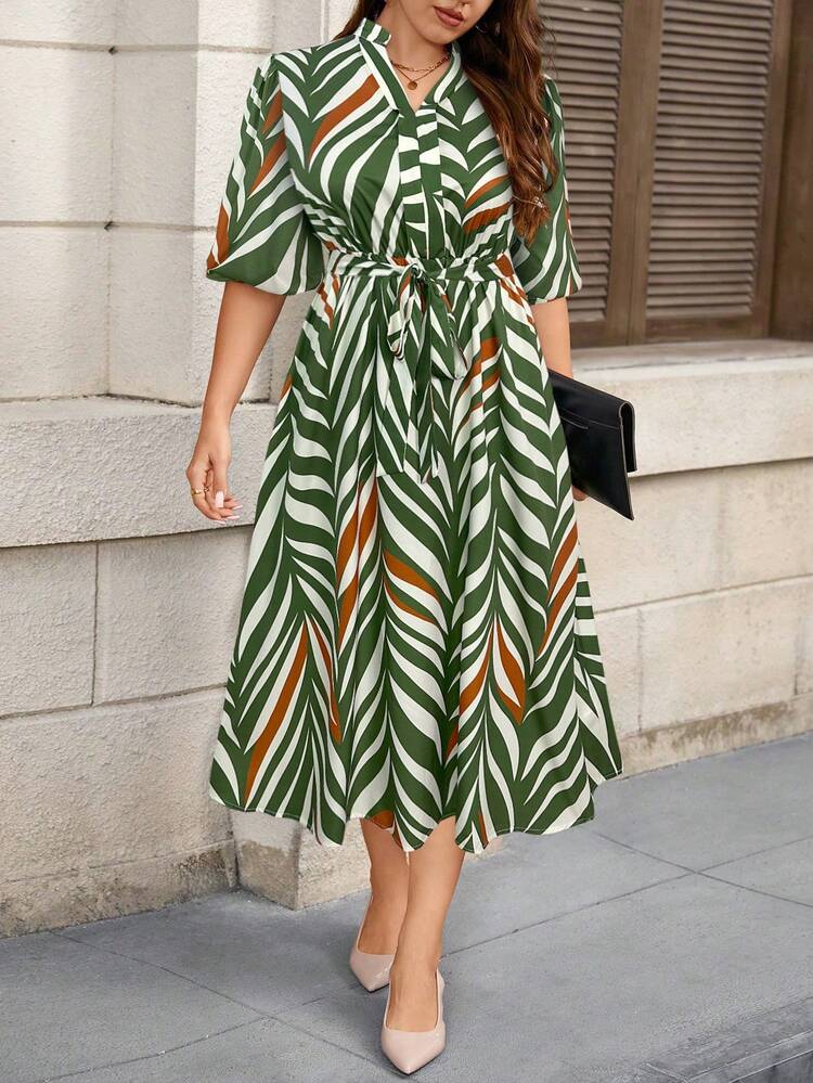 Abito lungo da donna taglie forti a righe marroni con stampa a foglie, scollo a V, vita con laccio, maniche a 3/4, design con bottoni a contrasto sul davanti, elegante e raffinato, snellente, adatto per scuola, laurea, vacanze, San Valentino, festival musicali, festa della mamma, Ognissanti, Ringraziamento, Pasqua, Festa nazionale, balli, appuntamenti, feste, matrimoni, gite all'aperto - Verde militare - Visualizzare 3