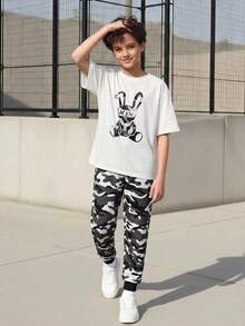 Vacaura 两件套男童休闲白色短袖T恤（迷彩兔子印花）和迷彩运动裤，适合夏季外出穿着。 - 灰色 - 查看 3