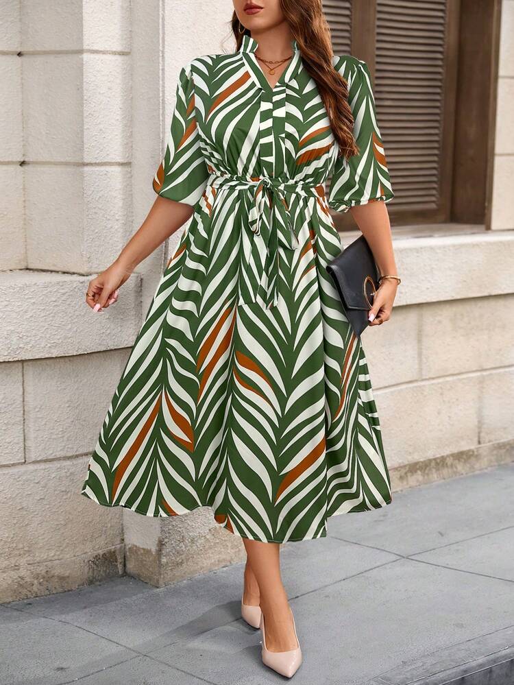 Abito lungo da donna taglie forti a righe marroni con stampa a foglie, scollo a V, vita con laccio, maniche a 3/4, design con bottoni a contrasto sul davanti, elegante e raffinato, snellente, adatto per scuola, laurea, vacanze, San Valentino, festival musicali, festa della mamma, Ognissanti, Ringraziamento, Pasqua, Festa nazionale, balli, appuntamenti, feste, matrimoni, gite all'aperto - Verde militare - Visualizzare 1