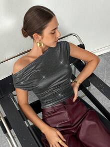 SHEIN Essnce 女士闪亮上衣休闲时尚90年代街头拍摄春秋季纯色褶皱领PU无袖外出上衣不对称领口上衣适合外出和派对新年情人节女士 - 彩色 - 查看 6