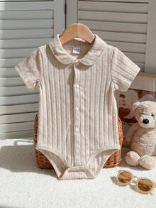 Souflis Souflis 男婴白色短袖连体衣，休闲针织提花面料，镂空设计，经典圆领，全纽扣前襟，简约百搭，方便的开裆设计，适合春夏室内穿着，舒适休闲居家、洗礼或正式家庭聚会（1-24个月），四季皆宜 - 杏色 - 查看 3