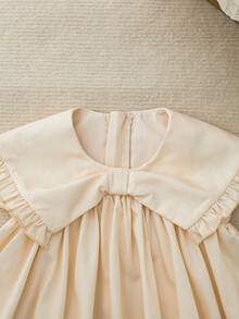 SHEIN 这款可爱的女婴碎花彼得潘领背心连衣裙，款式时尚，充满法式风情，非常适合返校、外出以及春夏季节穿着。 - 杏色 - 查看 4