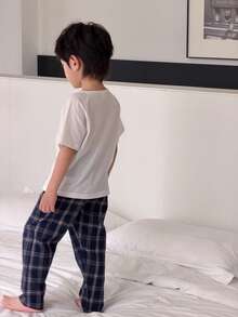 SHEIN Little Byeori 男童白色织唛上衣和格子松紧腰裤睡衣套装 - 灰色 - 查看 2