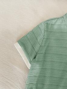 SHEIN 男童撞色拼接休闲立领短袖针织衫，舒适百搭，适合日常穿着，春夏款 - 綠色 - 查看 6