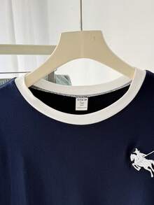 SHEIN Áo thun kiểu dáng cổ điển dành cho nữ sinh tuổi teen, màu xanh navy phối trắng, họa tiết thêu hình ngựa trang nhã, chất liệu vải dệt kim thoải mái, kiểu dáng thời trang thường ngày, tay ngắn rộng rãi, dễ phối đồ. - Đen và trắng - Xem 4