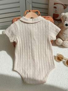 Souflis Souflis 男婴白色短袖连体衣，休闲针织提花面料，镂空设计，经典圆领，全纽扣前襟，简约百搭，方便的开裆设计，适合春夏室内穿着，舒适休闲居家、洗礼或正式家庭聚会（1-24个月），四季皆宜 - 杏色 - 查看 7