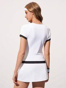 CourtClass 女士撞色V领修身短袖运动休闲网球衫，适合日常穿着