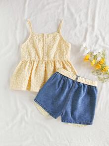 SHEIN Vintaside Kids 可愛夏季度假風 藍色水洗破洞牛仔短褲與黃色荷葉邊細肩帶背心 2 件套，時尚格紋腰帶套裝，適合前青春期女孩 - 黃色 - 查看 3
