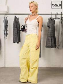 COUREZ Tief sitzende, oversized Cargo-Hose mit Technik-Optik / Y2K Herbstmode Damen Streetwear Weite Bein Hose - Gelb - Übersicht 1