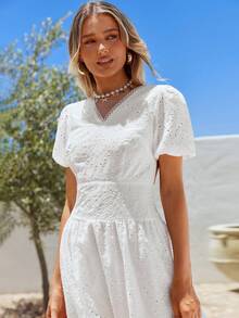 Vivid Eden 女士V领露背系带泡泡袖纹理A字连衣裙，休闲度假装，春夏款 - 白色 - 查看 2