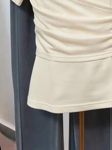 Resyla 女士新款优雅休闲短袖T恤，通勤、约会、派对、下午茶等场合皆宜，时尚百搭，纯色设计，轻盈奢华，圆领，不对称褶皱设计，立体感十足，个性十足，适合宴会、约会等场合，休闲简约，宽松舒适，百搭实用，女士休闲上衣，情人节礼物之选。白色优雅上衣，美学上衣，女士上衣，优雅女士短袖上衣，褶皱上衣 - 杏色 - 查看 6