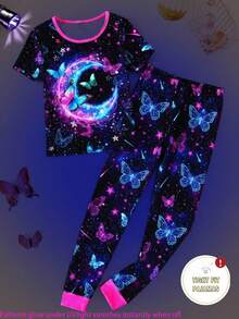 Conjunto de pijama infantil feminino de 1 peça, modelagem justa, estampa luminosa de borboletas e céu estrelado por toda a peça, com detalhes em rosa para um estilo delicado e encantador. Tecido elástico e luminoso, confortável para dormir ou usar no dia a dia, lavável à máquina. - Multicolorido - Ver 1