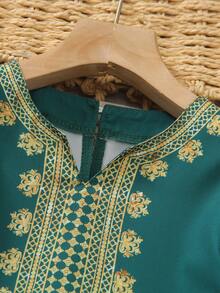 1 chiếc đầm truyền thống màu xanh ô liu cho bé gái, cổ chữ V nhỏ, in hoa vàng, thiết kế tinh tế và thanh lịch, viền vàng ở cổ tay và eo, thích hợp cho các lễ hội, tiệc tùng, ngày lễ. - Màu xanh lá cây đậm - Xem 7