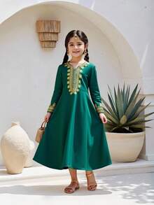 1 chiếc đầm truyền thống màu xanh ô liu cho bé gái, cổ chữ V nhỏ, in hoa vàng, thiết kế tinh tế và thanh lịch, viền vàng ở cổ tay và eo, thích hợp cho các lễ hội, tiệc tùng, ngày lễ. - Màu xanh lá cây đậm - Xem 3