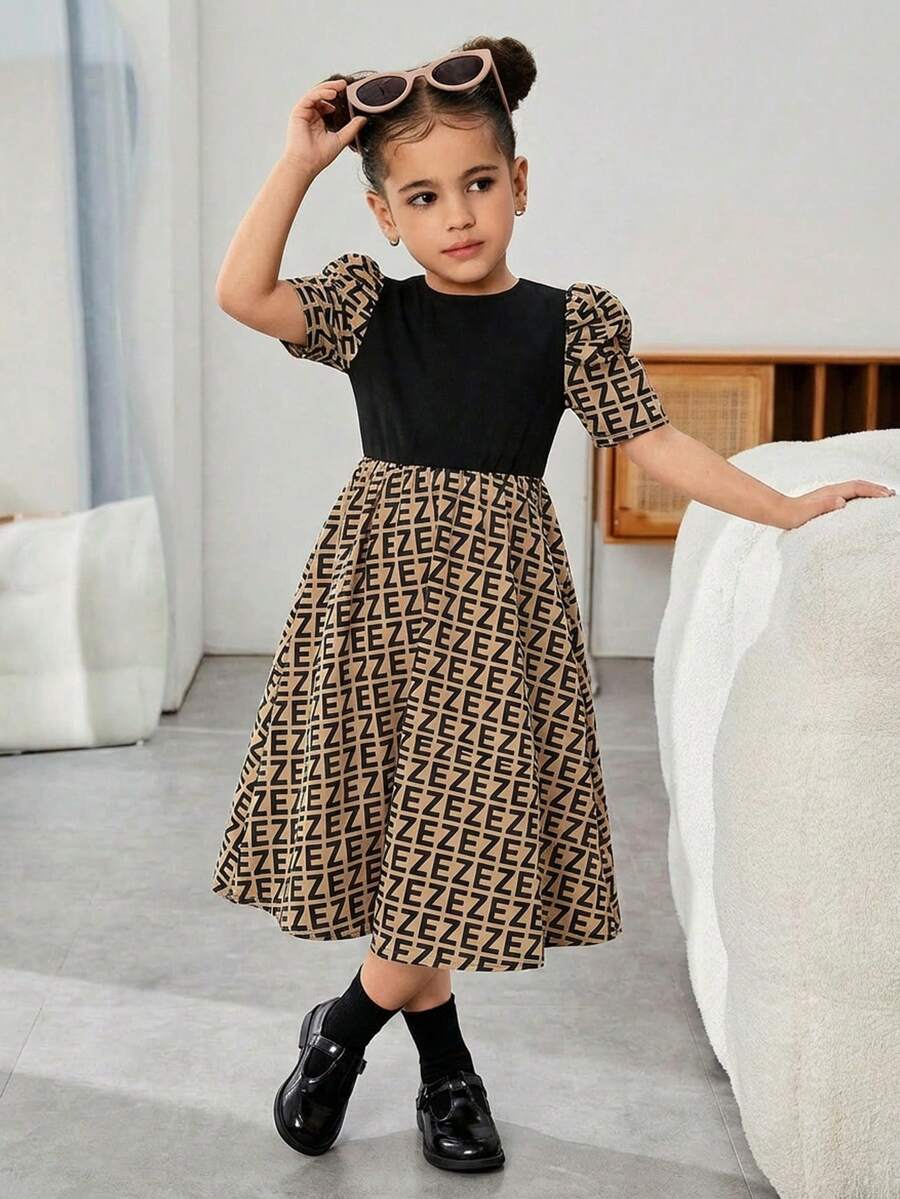 SHEIN Vestido de niña joven lindo con estampado geométrico, empalme, manga corta, unicolor y largo medio - Multicolor - Ver 1