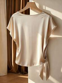 EMERY ROSE 女士衬衫，垂褶领，短袖，下摆系带，休闲宽松版型，百搭日常穿着。女士缎面上衣，女士上衣，优雅女士上衣，女士丝绸上衣，女士缎面衬衫，女士金色衬衫，女士金色上衣，女士金色垂褶上衣 - 香檳色 - 查看 2