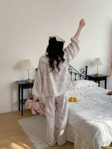 SHEIN Vintaside Kids Bộ đồ ngủ mùa xuân/thu cho bé gái, họa tiết hoa, tay phồng, phối màu tương phản, hiệu Schiffy, gồm áo và quần. - Nhiều màu - Xem 2