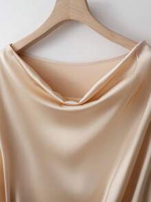 EMERY ROSE 女士衬衫，垂褶领，短袖，下摆系带，休闲宽松版型，百搭日常穿着。女士缎面上衣，女士上衣，优雅女士上衣，女士丝绸上衣，女士缎面衬衫，女士金色衬衫，女士金色上衣，女士金色垂褶上衣 - 香檳色 - 查看 5