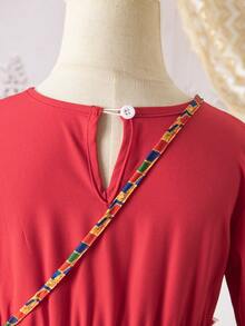 SHEIN 这款女童连衣裙采用米色面料，饰以金色波点，衣身、下摆和袖口点缀着色彩缤纷的几何花卉图案，腰间饰有彩色流苏，并配有同款印花收纳袋。适合参加节日或文化活动，面料厚度适中，适合春秋季穿着。 - 酒紅色 - 查看 6