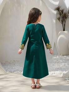 1 chiếc đầm truyền thống màu xanh ô liu cho bé gái, cổ chữ V nhỏ, in hoa vàng, thiết kế tinh tế và thanh lịch, viền vàng ở cổ tay và eo, thích hợp cho các lễ hội, tiệc tùng, ngày lễ. - Màu xanh lá cây đậm - Xem 2