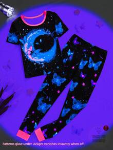 Conjunto de pijama infantil feminino de 1 peça, modelagem justa, estampa luminosa de borboletas e céu estrelado por toda a peça, com detalhes em rosa para um estilo delicado e encantador. Tecido elástico e luminoso, confortável para dormir ou usar no dia a dia, lavável à máquina. - Multicolorido - Ver 3