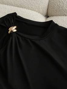 SHEIN Franclia 女士两件套：圆领短袖上衣，右肩镂空设计，饰有金属装饰；高腰A字短裤，配有预装黑色皮带；百搭时尚，适合日常穿着。 - 彩色 - 查看 4