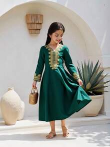 1 chiếc đầm truyền thống màu xanh ô liu cho bé gái, cổ chữ V nhỏ, in hoa vàng, thiết kế tinh tế và thanh lịch, viền vàng ở cổ tay và eo, thích hợp cho các lễ hội, tiệc tùng, ngày lễ. - Màu xanh lá cây đậm - Xem 1