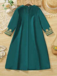 1 chiếc đầm truyền thống màu xanh ô liu cho bé gái, cổ chữ V nhỏ, in hoa vàng, thiết kế tinh tế và thanh lịch, viền vàng ở cổ tay và eo, thích hợp cho các lễ hội, tiệc tùng, ngày lễ. - Màu xanh lá cây đậm - Xem 6