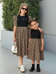 SHEIN Vestido de niña joven lindo con estampado geométrico, empalme, manga corta, unicolor y largo medio - Multicolor - Ver 3