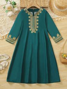 1 chiếc đầm truyền thống màu xanh ô liu cho bé gái, cổ chữ V nhỏ, in hoa vàng, thiết kế tinh tế và thanh lịch, viền vàng ở cổ tay và eo, thích hợp cho các lễ hội, tiệc tùng, ngày lễ. - Màu xanh lá cây đậm - Xem 5