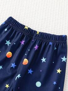 Set de pijama de 2 piezas con polo de manga larga y pantalones con estampado de estrellas, lunas, planetas y universo que brillan en la oscuridad para bebés y niños pequeños