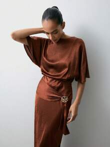 Maija 2025秋冬缎面褶皱中长连衣裙，适合情人节派对 - 棕色 - 查看 6