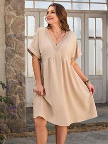 EMERY ROSE 大码纯色简约V领短袖连衣裙，休闲日常穿着 - 卡其色 - 查看 2