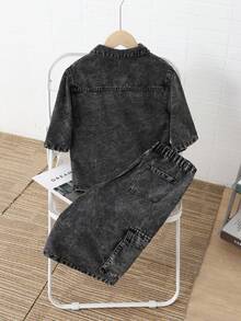 SHEIN 两件套青少年男童时尚休闲 Y2K 复古酷炫街头风套装，包含一件舒适柔软的黑色水洗牛仔短袖衬衫（带多个口袋）和一条宽松舒适的牛仔短裤，适合青少年男童日常穿着，也适合春夏派对、节日和街头服饰穿着。