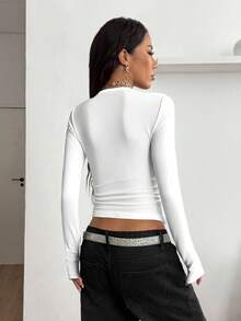 Coolane Camiseta Cropped Feminina Estilo Y2K com Decote em V. Streetwear, Vintage, Padrão de Cruz Gótico, De Volta às Aulas, Retrô, Roupas Femininas de Outono e Inverno, Looks Casuais Femininos, Outono e Inverno, Hip-Hop, Estética Core de Estilo - Multicolorido - Visão 2