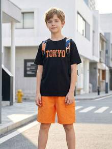 SHEIN Mirajuku 2件套青少年男童休闲复古汽车图案T恤和梭织短裤套装，时尚百搭，适合日常、通勤和运动穿着 - 橘色 - 查看 3
