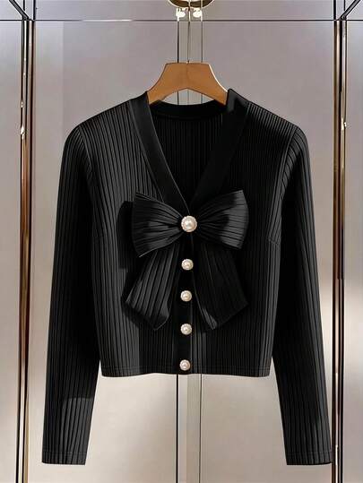 GlowEve CURVE Elegant t-shirt med fjärilsdekor och knappar framtill i plusstorlek