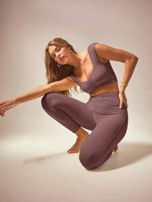 Aralina 女士纯色褶皱短款背心和紧身裤运动套装