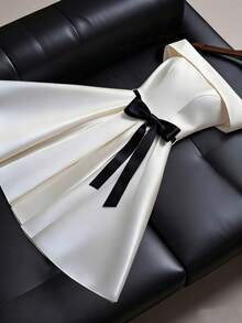 Franclia 优雅的白色无肩带束腰连衣裙，夏季修身短款连衣裙，黑色腰带，缎面面料，适合约会和派对穿着 - 白色 - 查看 1