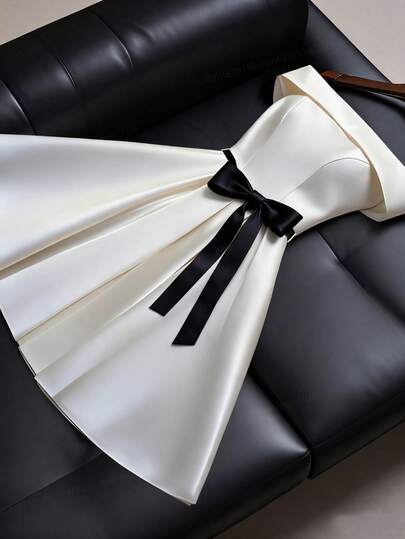 Franclia 优雅的白色无肩带束腰连衣裙，夏季修身短款连衣裙，黑色腰带，缎面面料，适合约会和派对穿着