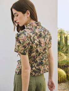 Nöista Fitted Top With Mandarine Neckline And Short Sleeves. Jacquard Fabric In Flowers. Spring Summer Casual Outfit. Green Color With Pink Details.