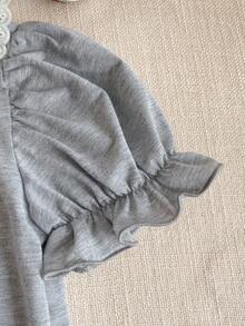 PrepCrw Camiseta de manga abullonada con cuello Peter Pan, decoración de lazo y contraste de color, estilo preppy para niñas jóvenes - Gris - Ver 5